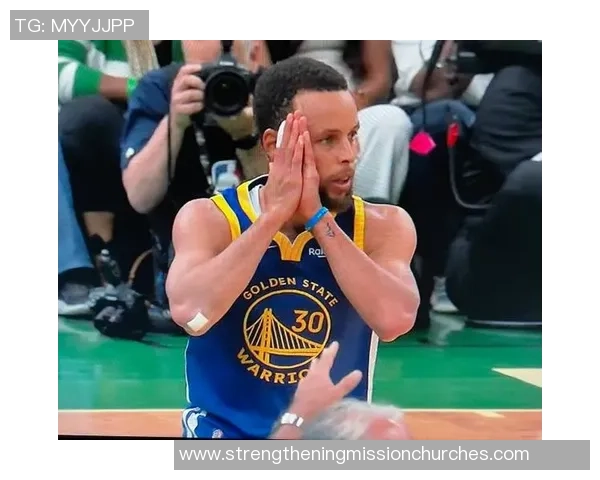 模仿库里的足球明星如何在球场上展现独特风格与技巧的完美结合 模仿库里的足球明星如何在球场上展现独特风格与技巧的完美结合