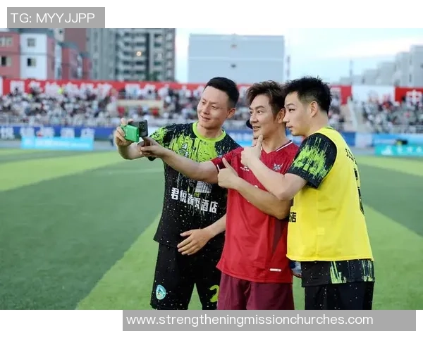 黑框眼镜下的足球明星们如何在绿茵场上展现独特魅力与风采 黑框眼镜下的足球明星们如何在绿茵场上展现独特魅力与风采